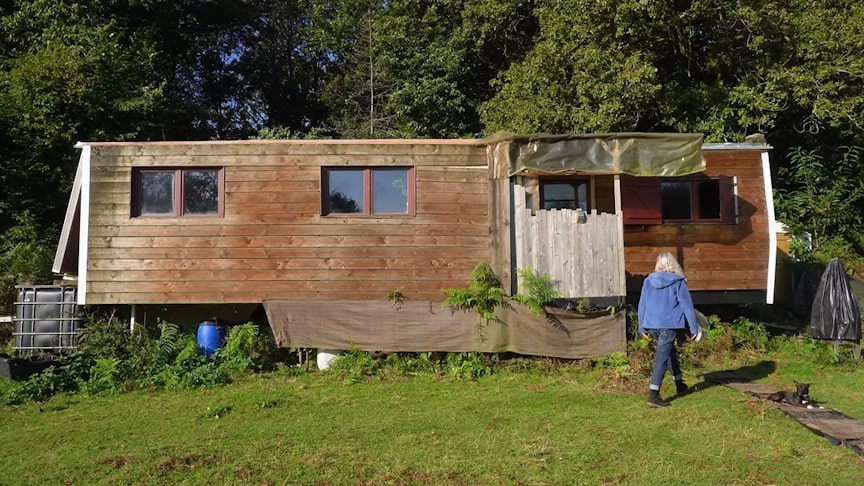 Za minimální náklady si žena postavila usedlost na vesnici